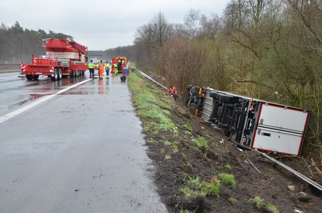 VU LKW umgestuerzt A 3 Rich Frankfurt AS Koenigsforst P193.JPG - Miklos Laubert